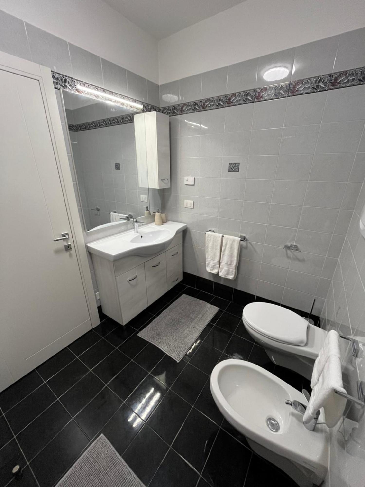 B&B Alessandro Private Room & Bathroom In Shared Apartment Arco Kültér fotó
